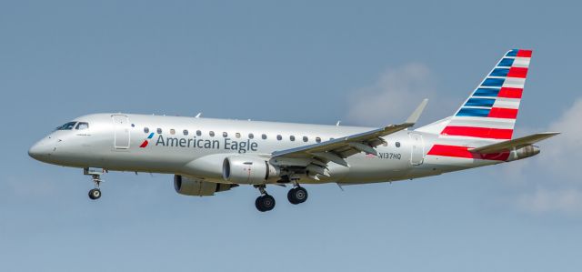 Embraer 170/175 (N137HQ)