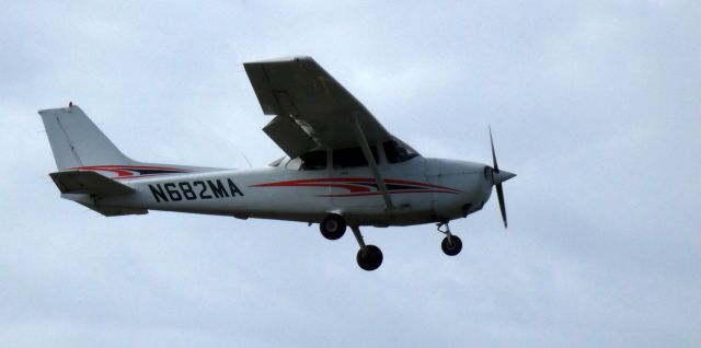 Cessna Skyhawk (N682MA) - On short final is this 1999 Cessna 172S Skyhawk in the Autumn of 2022.