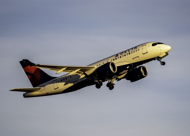 Airbus A220-100 (N107DU)