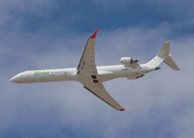 Canadair Regional Jet CRJ-900 (EC-MFC) - TAKING OFF WITH WIND OF COMPONENT SOUTH