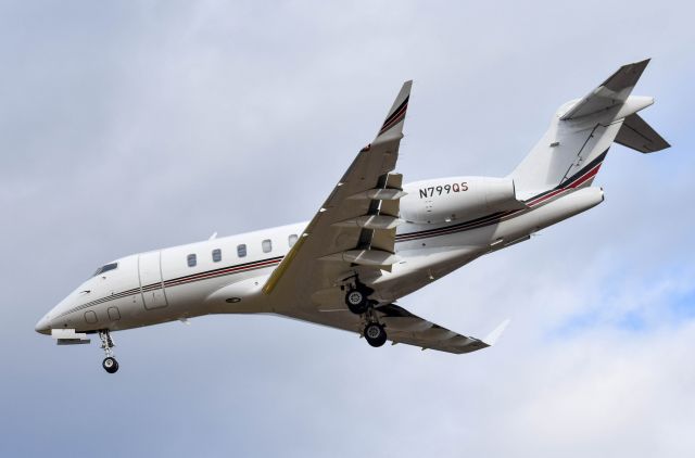 Canadair Challenger 350 (N799QS)