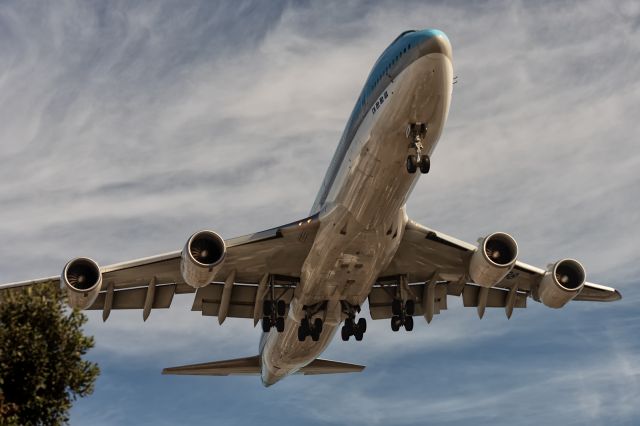 BOEING 747-8 (HL7638) - 10th November, 2024: Belly of the beast - viewed from the park outside In-N-Out Burger - as flight KE 011 from Seoul comes in to land on runway 24R at LAX. 