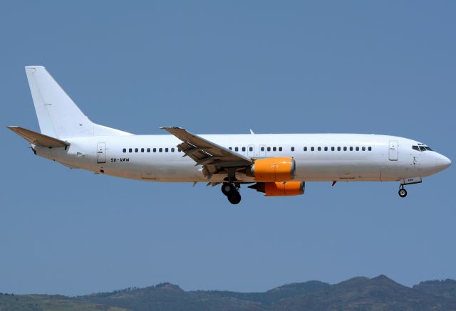 BOEING 737-400 (9H-AMW)