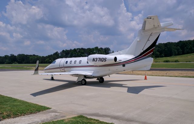 Embraer Phenom 300 (N371QS)