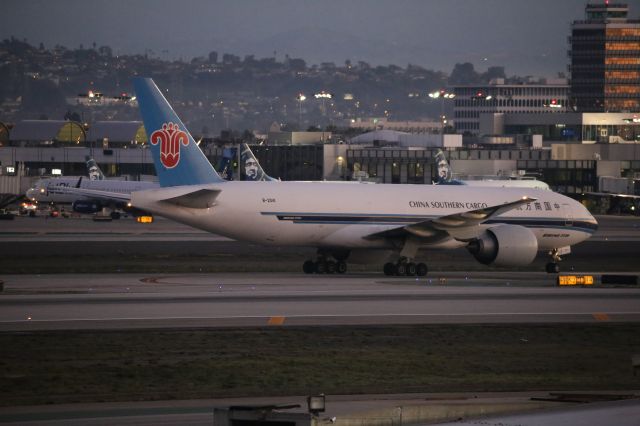 BOEING 777-200LR (B-2041)