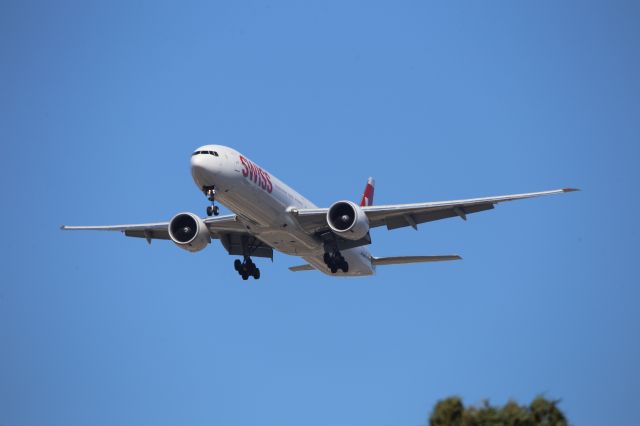 BOEING 777-300ER (HB-JNC)