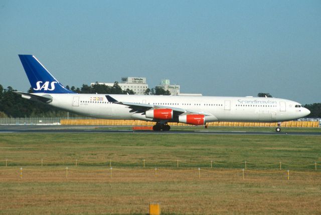 Airbus A340-300 (OY-KBA) - Departure at Narita Intl Airport Rwy16R on 2002/10/28