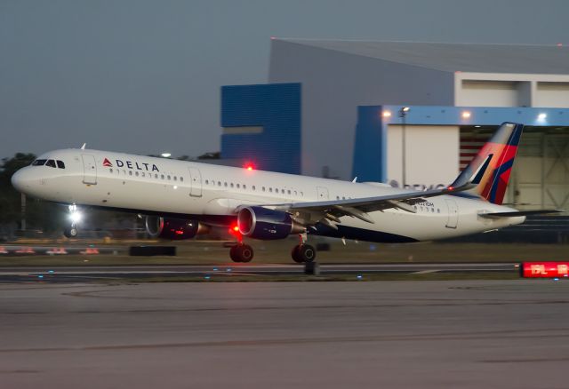 Airbus A321 (N321DH)