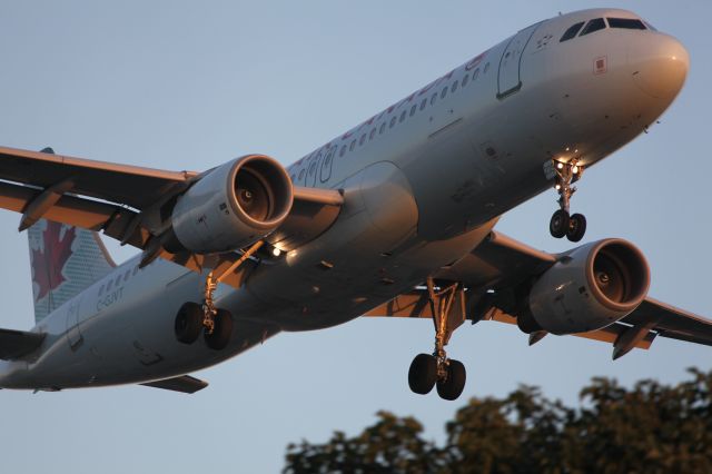 Airbus A320 (C-GJVT)