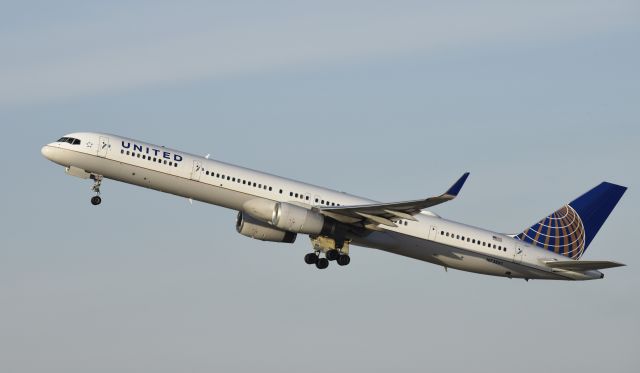 BOEING 757-300 (N75861) - Departing LAX