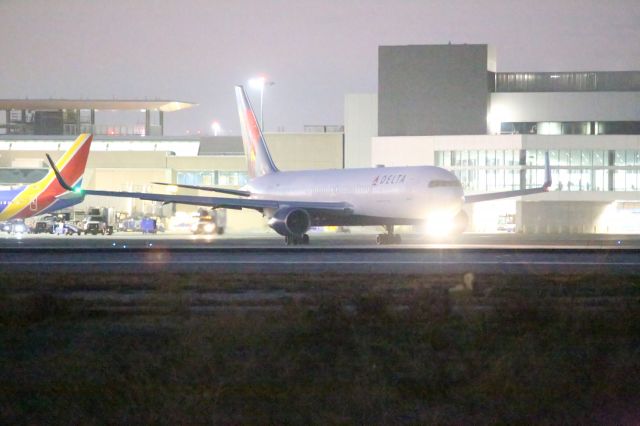BOEING 767-300 (N171DN)