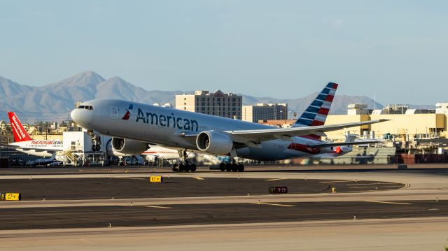 Boeing 777-200 (N762AN) - American Airlines Airlines 777-200 taking off from at PHX on 8/1/22. Taken with a Canon 850D and Rokinon 135mm f/2 lens.