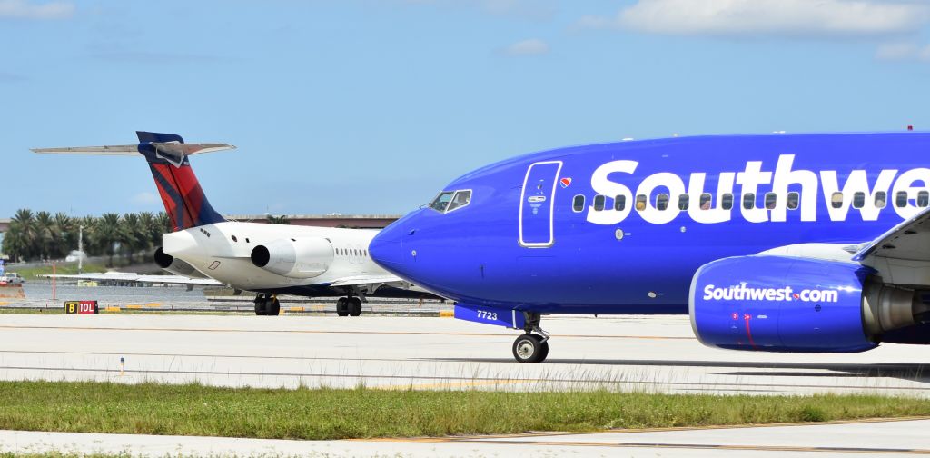 Boeing 737-700 (N7723)
