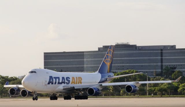 Boeing 747-400 (N415MC)