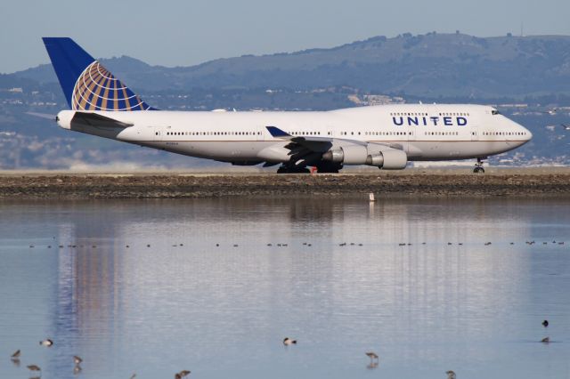 Boeing 747-400 (N128UA)