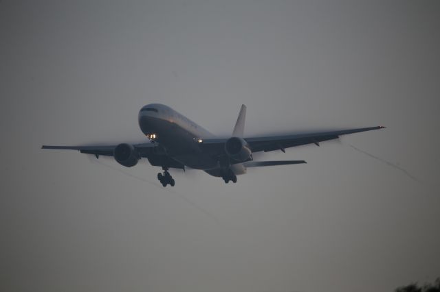Boeing 777-200 (N211UA)