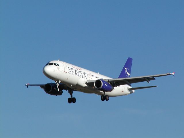 Airbus A320 (YK-AKC)