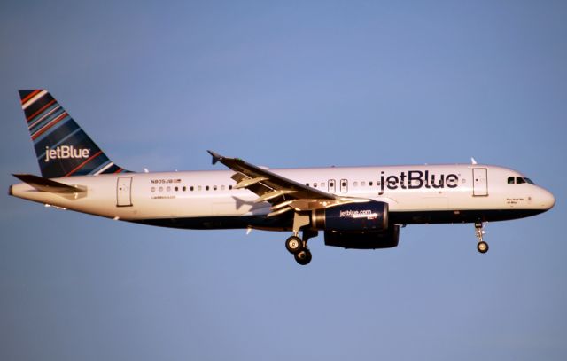 Airbus A320 (N805JB) - Short final at Sacramento Intl just before sundown.