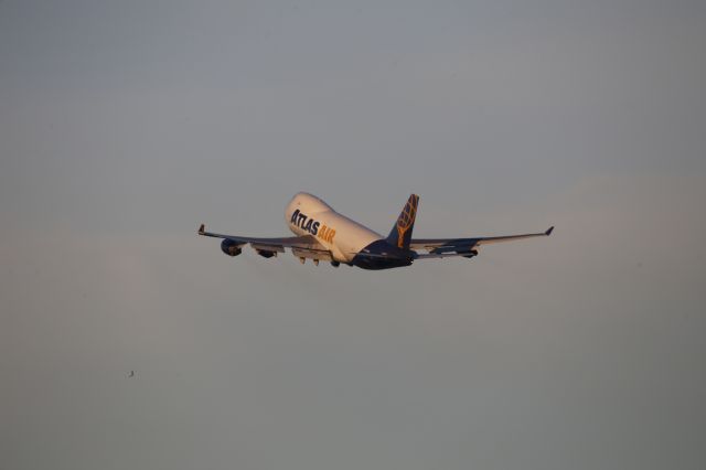 Boeing 747-400 (N496MC)