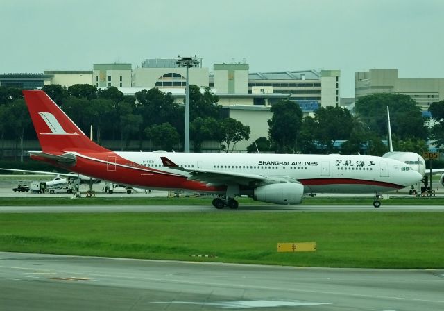 Airbus A330-200 (B-5931) - Taxing at SIN (2016/11/05)