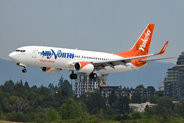 Boeing 737-800 (C-FNYU)