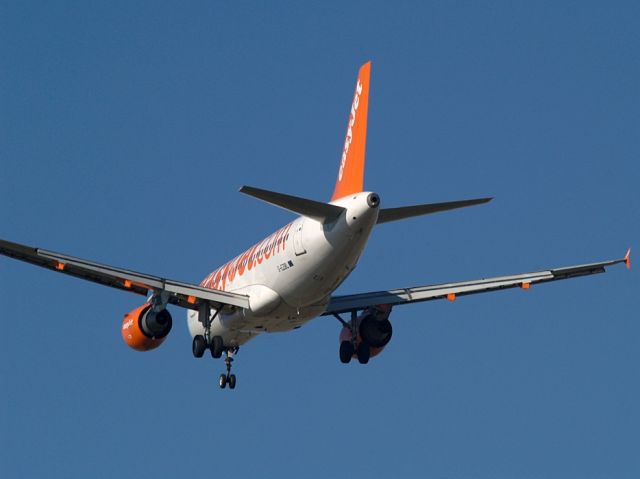 Airbus A319 (G-EZBL)