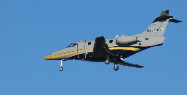 Beechcraft Premier 1 (N657NG) - On short final is this 2004 Beechcraft 390 Premier 1 in the Autumn of 2022.