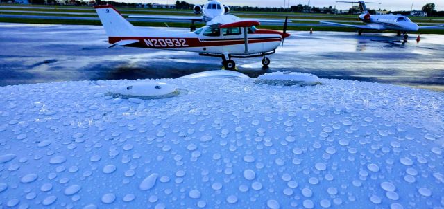 Cessna Skyhawk (N20932) - Rain drop views