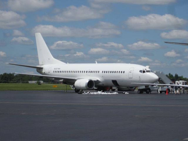 BOEING 737-300 (N307WA) - N307WA loading USCBP detainees at Buffalo-Niagara Airport 6.13.12