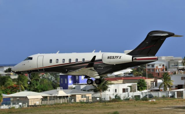 Bombardier Challenger 300 (N597FX)