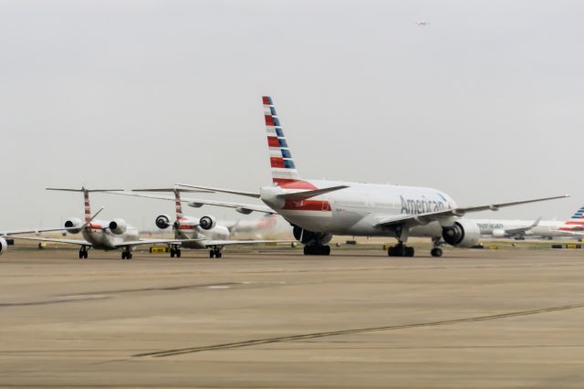 Boeing 777-200 —