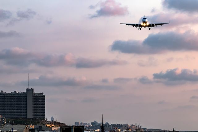 Embraer ERJ-190 (4X-EME)