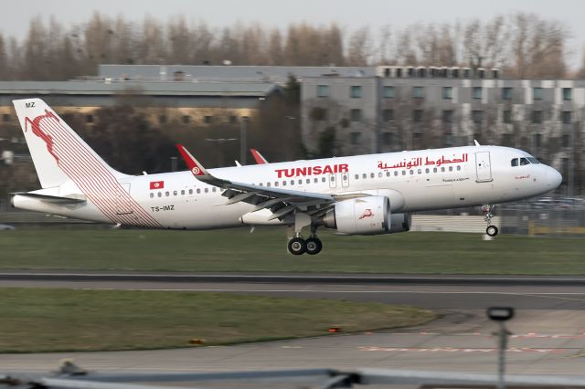 Airbus A320 (TS-IMZ) - 7th March, 2025: About to touch down on runway 09L at London Heathrow. 