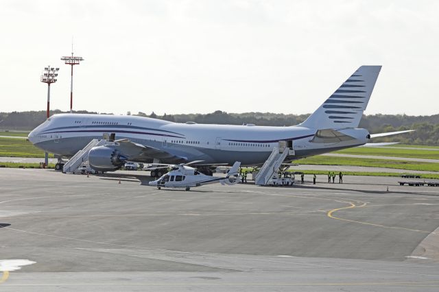 BOEING 747-8 (A7-HBJ) - B748 et H155 A NANTES LE 22 OCTOBRE 2017