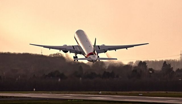 BOEING 777-300 (A6-EMU)