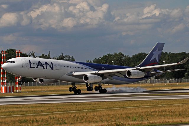 Airbus A340-300 (CC-CQA) - neue landebahn, EDDF