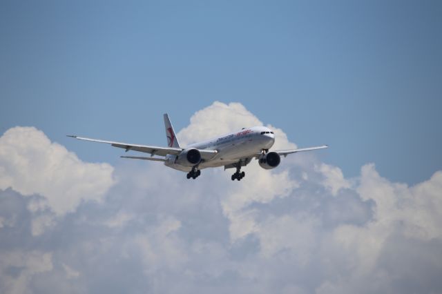 BOEING 777-300ER (B-2002)