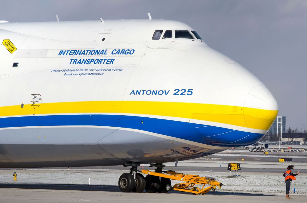 Antonov Antheus (UR-82060) - Please stop blowing the crazy 50km wind, I am taking selfie with the Super Big Boy.  LOL
