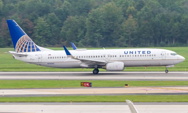 Boeing 737-800 (N18243) - United 1472 lifts the nose wheel off runway 01C at KIAD and heads to Newark