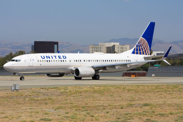 Boeing 737-800 (N76528)