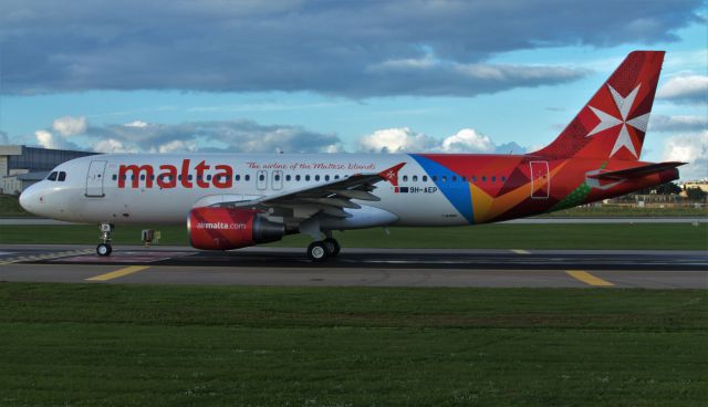 Airbus A320 (9H-AEP) - On txy C 