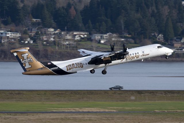 de Havilland Dash 8-400 (N400QX)