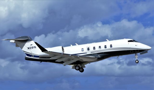 Canadair Challenger 350 (N21FR) - N21FR departing St Maarten