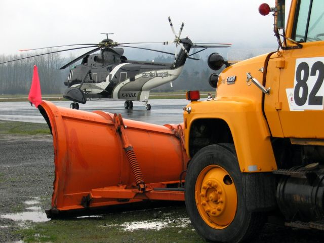 — — - Executive Transport Sikorski SK61/A Sea King C-FXEC at Nanaimo ( CYCD ) BC - December 2004