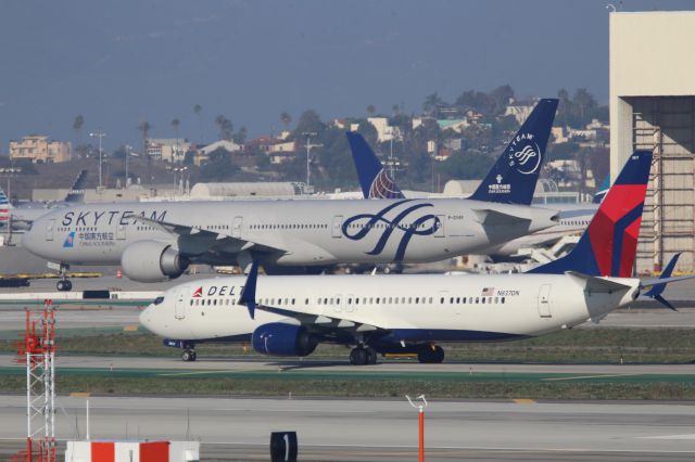 Boeing 737-900 (N837DN)