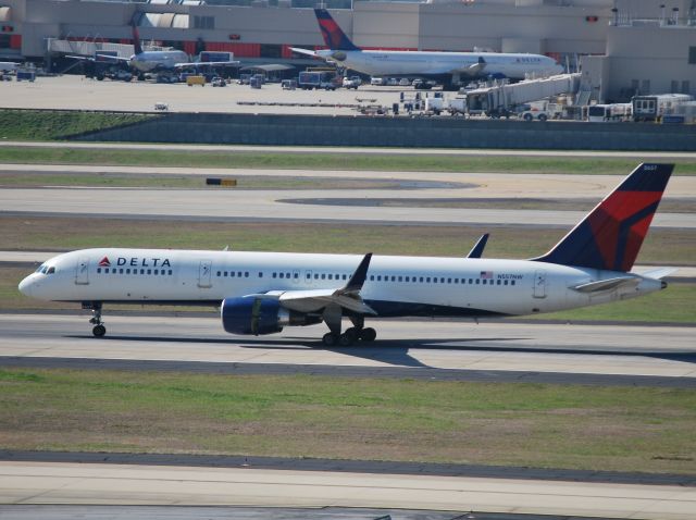 Boeing 757-200 (N557NW) - Arriving runway 8L - 4/6/13