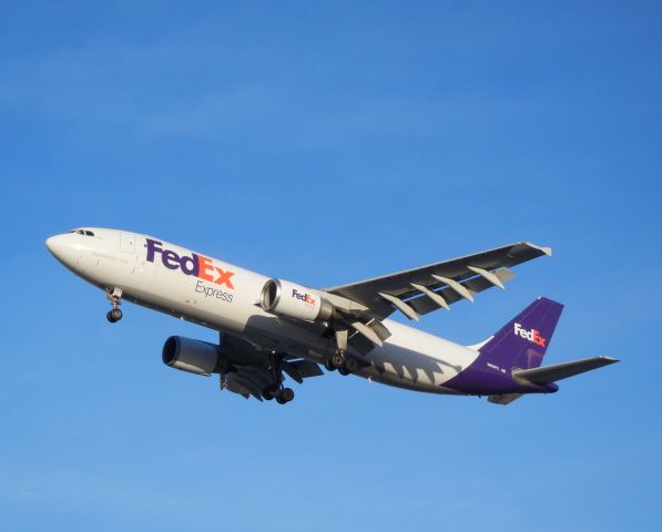 Airbus A300F4-600 (N664FE) - Chilling at SJC. Here's an awesome landing shot of a FedEx! Enjoy!