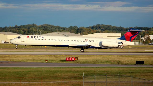 McDonnell Douglas MD-88 (N900DE) - Delta MD88 from Altanta just engaging reverse thrust on 2L