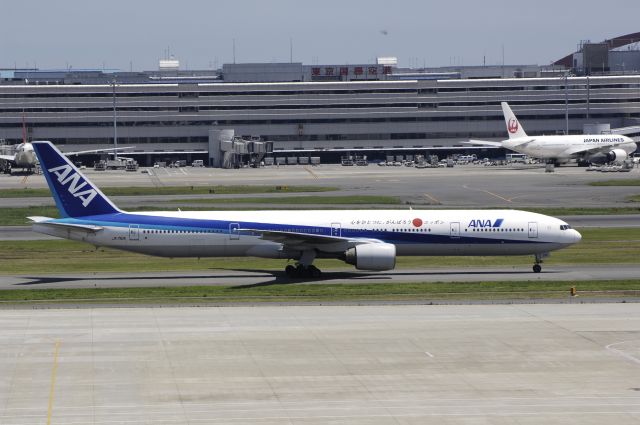 BOEING 777-300 (JA751A) - Taxing at Haneda Intl Airport on 2012/07/10