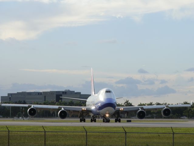Boeing 747-400 (B-18722)